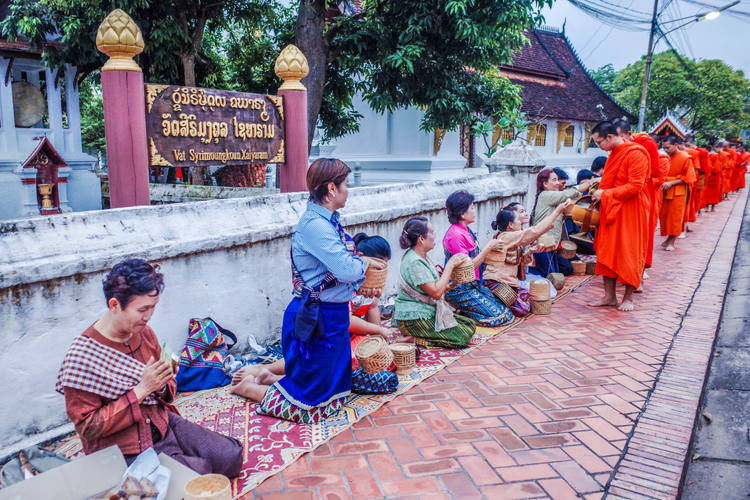 Mönch auf der Straße in Laos